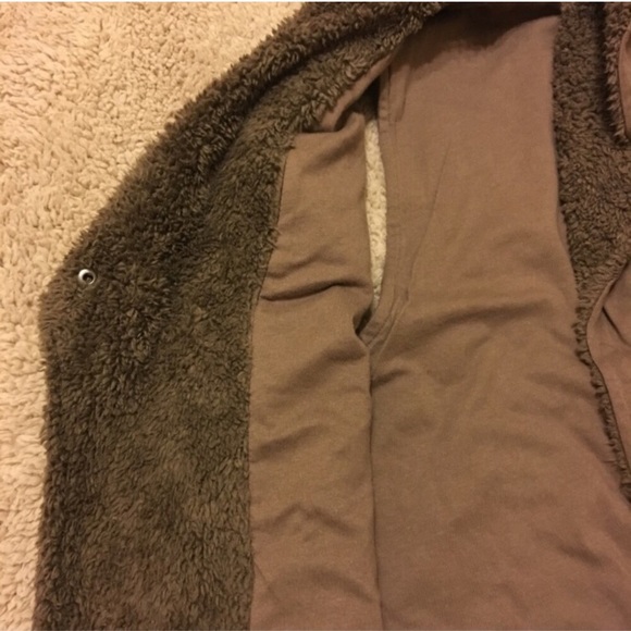 VEST - Picture 6 of 7